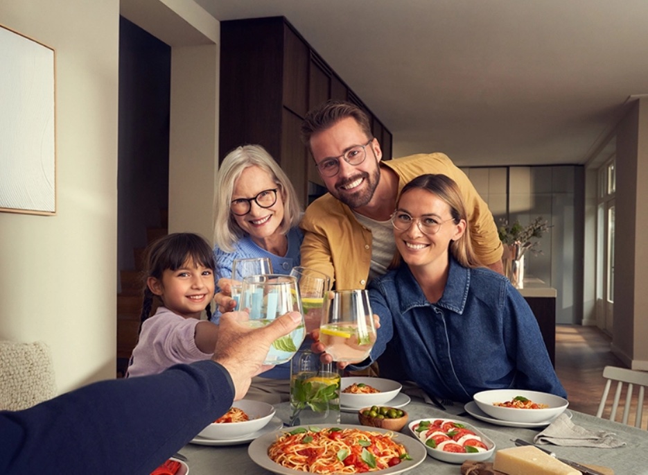 Rodenstock – rodina v brýlích u společného stolu
